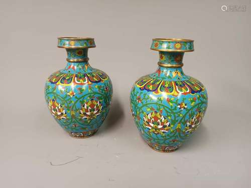 CHINE - Début XXe siècle<br />
Paire de VASES boules à décor...