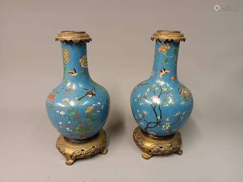 CHINE - XIXe siècle<br />
Paire de VASES tianqiuping à décor...