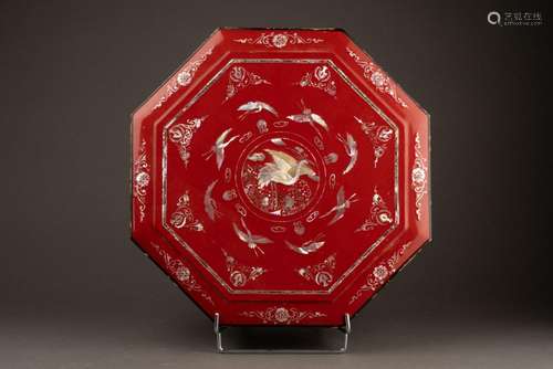 CHINE<br />
BOITE hexagonale à fond rouge <br />
Laque