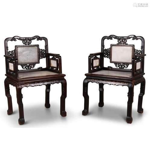 CHINE - XIXe siècle<br />
Deux FAUTEUILS à décor ajouré et r...