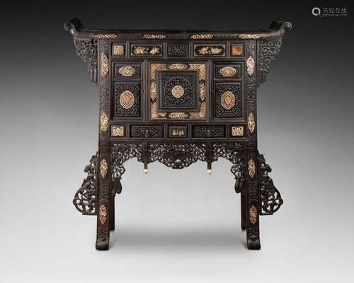 CHINE - XIXe siècle<br />
Belle CONSOLE ouvrant par deux van...