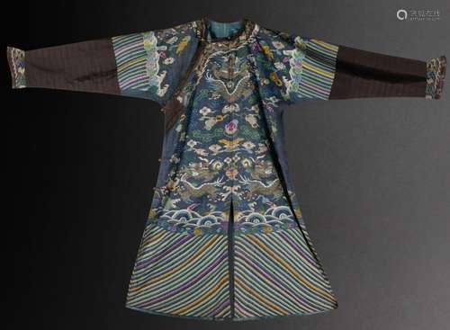 CHINE - XIXe siècle<br />
ROBE à décor de dragons dans les n...