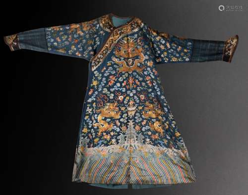 CHINE - XIXe siècle<br />
ROBE à décor de dragons dans les n...