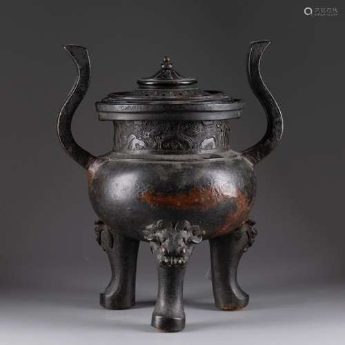 CHINE - Dynastie MING (1368-1644)<br />
BRÛLE-PARFUM tripode...