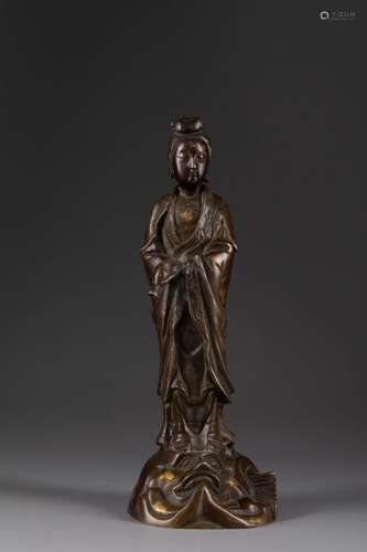 CHINE - XIXE siècle<br />
Guanyin debout <br />
Bronze patin...