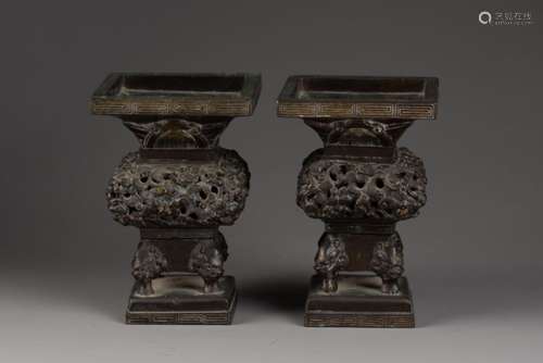 CHINE - XIXe siècle<br />
Paire de petits VASES de forme Gû ...