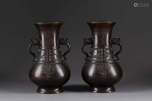 CHINE - XIXe siècle<br />
Paire de petits VASES balustres à ...