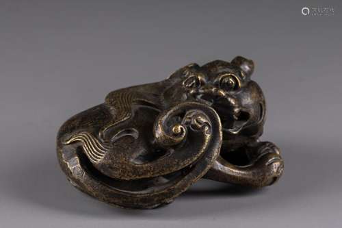 CHINE - XIXe siècle<br />
Qilin couché <br />
Bronze patiné ...