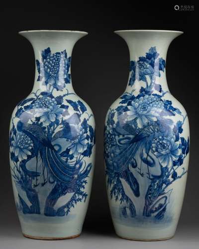 CHINE - XIXe siècle<br />
Paire de VASES à décor d'un paon d...