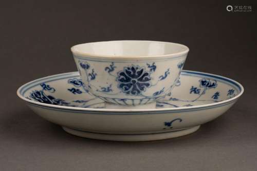 CHINE - XIXe siècle<br />
BOL et petite ASSIETTE à décor de ...