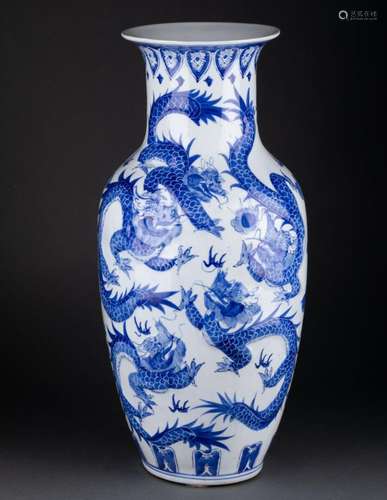 CHINE - Moderne<br />
VASE à décor de dragons <br />
Porcela...