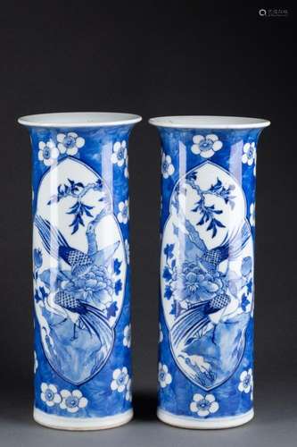 CHINE - Fin XIXe siècle<br />
Paire de VASES cornets à décor...