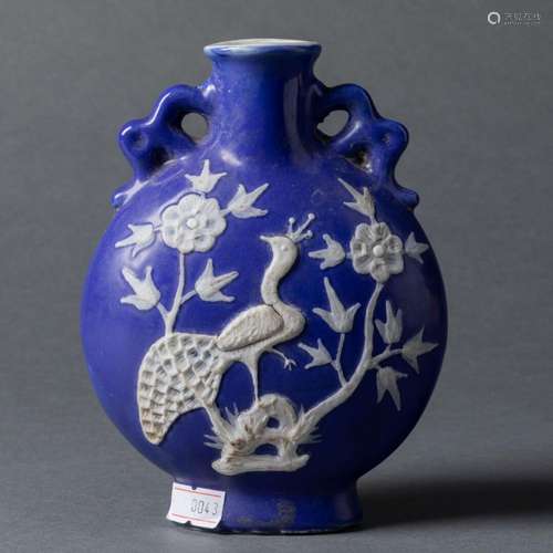 CHINE - XXe siècle<br />
Petit VASE gourde à décor en réserv...