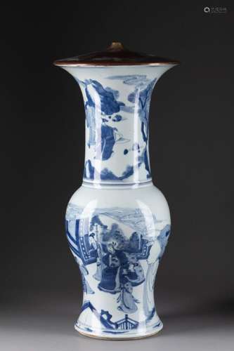 CHINE - XVIIe siècle<br />
VASE Yen Yen à décor de scènes de...