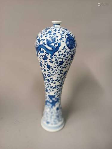 CHINE - XXe siècle<br />
VASE Meiping à décor de fleurs de l...