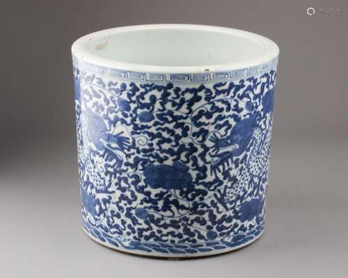 CHINE - XIXe siècle<br />
Grand POT à PINCEAU à décor de deu...