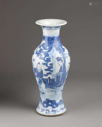 CHINE - Vers 1900<br />
VASE balustre à décor de personnages...