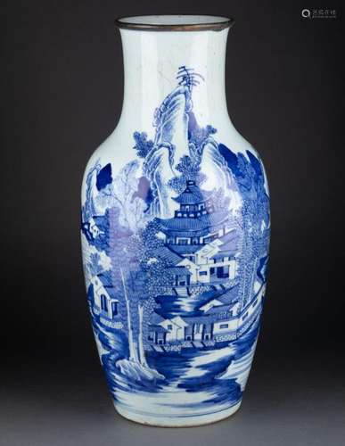 CHINE - XIXe siècle<br />
VASE à décor d'une pagode dans un ...