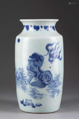 CHINE - XIXe siècle<br />
VASE à col resserré et à décor d'u...