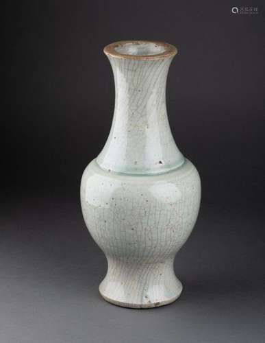 CHINE - XIXe ou XXe siècle<br />
VASE balustre à col évasé <...