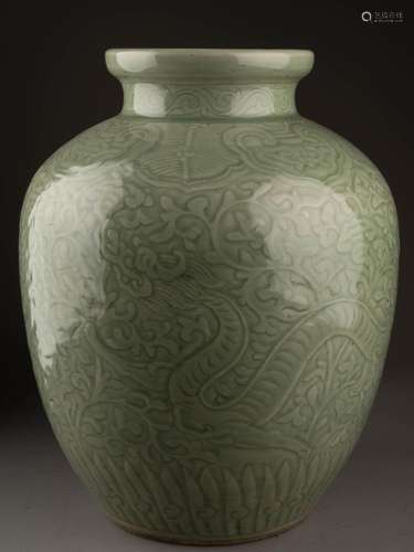 CHINE - XIXe ou XXe siècle<br />
VASE ovoïde à décor incisé ...