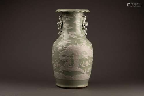 CHINE - Fin du XIXe siècle<br />
VASE à décor d'un dragon da...