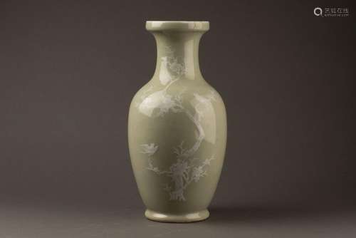 CHINE - XXe siècle<br />
VASE à fond céladon <br />
Porcelai...