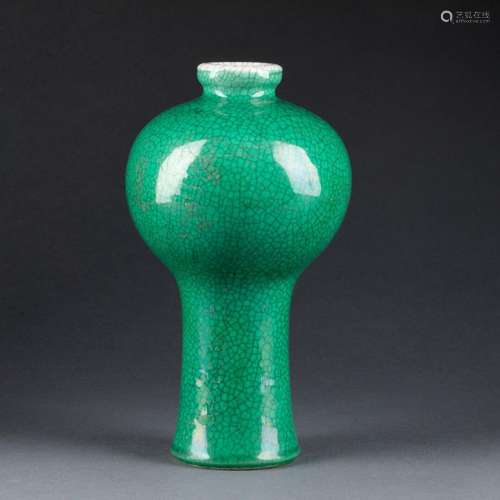 CHINE - XIXe ou XXe siècle<br />
VASE à panse boule haute et...