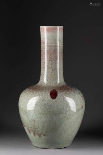 CHINE - XIXe siècle<br />
Grand VASE de forme bouteille <br ...