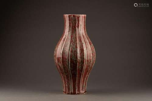 CHINE - XXe siècle<br />
VASE balustre à panse côtelée <br /...