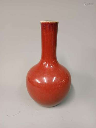 CHINE - XIXe siècle<br />
VASE bouteille à long col tubulair...