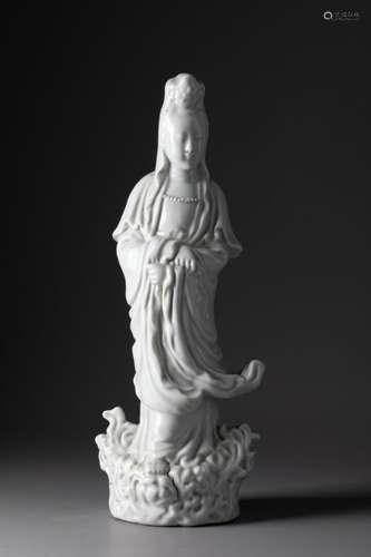 CHINE - Vers 1900<br />
GUANYIN dur les nuées <br />
Porcela...