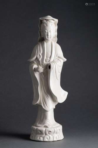 CHINE - XIXe siècle<br />
GUANYIN debout sur les nuées <br /...