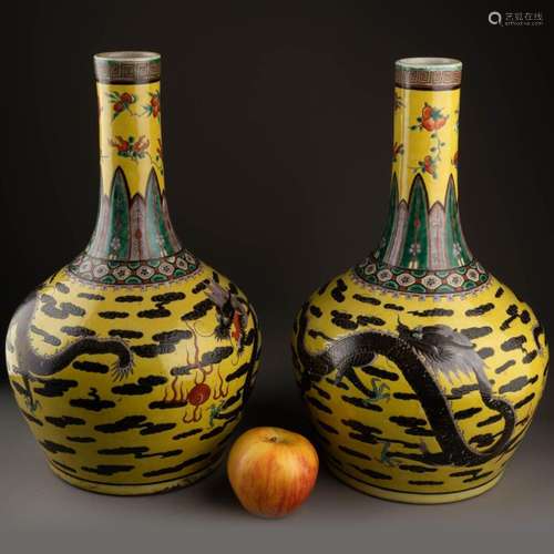 CHINE - XIXe siècle<br />
Paire de VASES bouteilles à décor ...