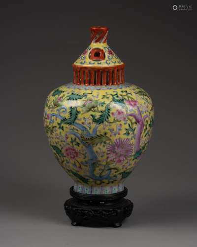 CHINE - XXe siècle<br />
VASE boule couvert, sur piédouche, ...