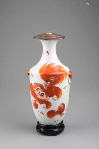 CHINE - XIXe siècle<br />
VASE à décor d'un chien de Fô <br ...