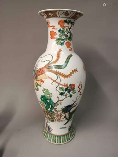 CHINE - Moderne<br />
VASE balustre d'un phénix et d'un qili...