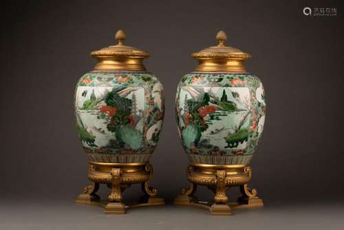 CHINE - XIXe siècle<br />
Paire de POTS à GINGEMBRE à décor ...