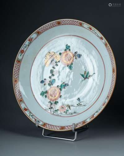 CHINE - Epoque KANGXI (1662-1722)<br />
ASSIETTE creuse à dé...