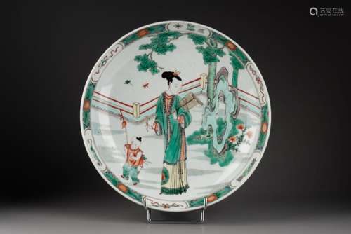 CHINE - XIXe siècle<br />
PLAT creux à décor d'une dame de c...