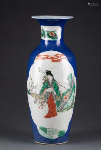 CHINE - XIXe siècle<br />
VASE à col évasé <br />
Le décor d...