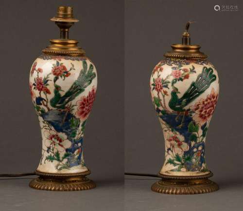 CHINE - XVIIIe siècle<br />
Deux VASES montés en lampe à déc...