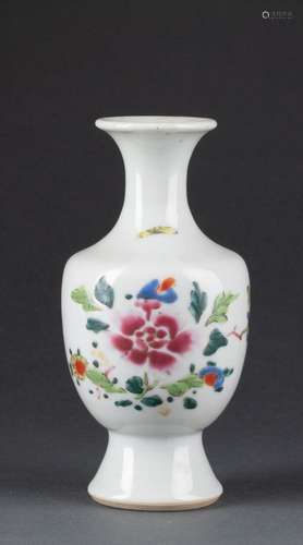 CHINE - Epoque YONGZHENG (1723-1735)<br />
Petit VASE à pans...