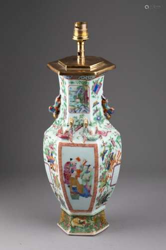 CHINE - Vers 1900<br />
VASE de section hexagonale à décor d...