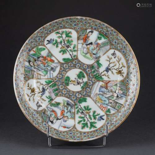 CHINE - Fin XIXe siècle<br />
ASSIETTE à décor de scènes ani...