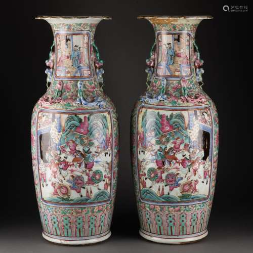 CHINE - Fin XIXe siècle<br />
Paire de grands VASES à cols p...