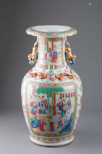 CHINE - XIXe siècle<br />
VASE à décor de scènes de palais e...