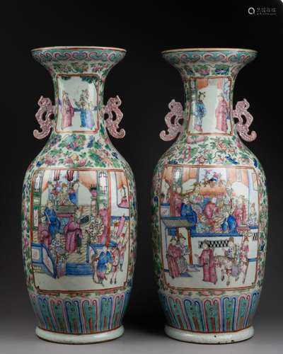 CHINE - XIXe siècle<br />
Paire de VASES à décor de scènes d...