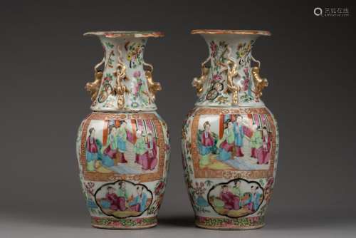 CHINE - XIXe siècle<br />
Paire de VASES à col polylobés <br...