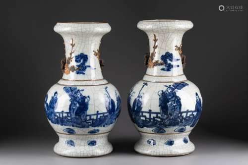 CHINE - XIXe siècle<br />
Paire de VASES à panse boule et co...